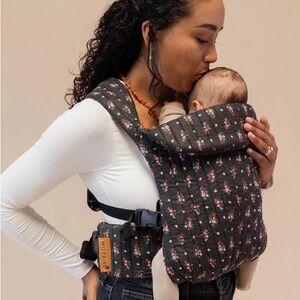 WildBird Ani Black Aerial Floral Carrier